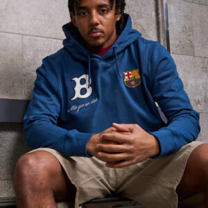 sudadera azul estilo blackwork